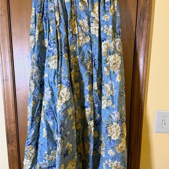 American Vintage Blue and Cream Floral Skirt Set with Apron - Picture 4 of 11